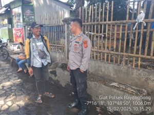 Anggota Polsek Bayongbong Dan Polsubsektor Cigedug Melaksanakan Kryd  Silaturahmi Kamtibmas Kepada Masyarakat Untuk Mencegah Premanisme, Pungli, Dan C3 Dan Menyasar Ke Tempat-Tempat Yang Rawan Tindak Kejahatan