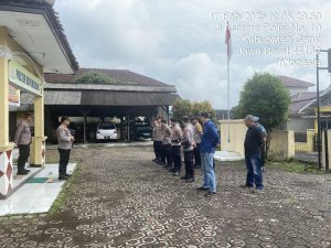 Anggota Polsek Bayongbong Dan Polsubsektor Cigedug Melaksanakan Giat Apel Pagi Untuk Berupaya Memberikan Rasa Aman Dan Nyaman Bagi Masyarakat Di Wilayah Masing-Masing