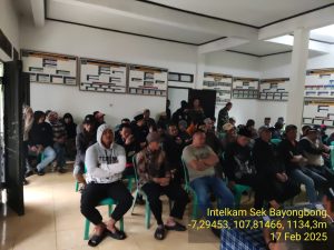Anggota Polsek Bayongbong Dan Polsubsektor Cigedug  Menghimbau Kepada Masyarakat Agar Selalu Waspada Terhadap Aksi Kejahatan Di Wilayah Nya Masing-Masing