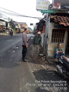 Anggota Polsek Bayongbong Dan Polsubsektor Cigedug Memberikan Pesan-Pesan Kamtibmas Pada Warga Masyarakat Kec. Bayongbong