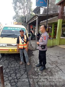 Anggota Polsek Bayongbong Giat Sambang Warga Di Pertigaan Pasar Simpang