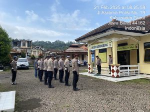 Giat Apel Pagi Dan Pemeriksaan Kelengkapan Perorangan Serta Pemeriksaan Handphone Anggota Polsek Bayongbong