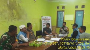 kapolsek banyuresmi dan bhabin sukaratu bersilaturahmi ke warga