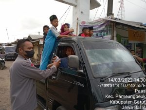 Jelang Berbuka Puasa Polsek Pameungpeuk Bagikan Takjil Gratis Bagi Warga