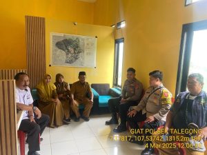 Polsek Talegong Gelar Ngariung Kamtibmas Bersama Warga Di Desa Sukamulya Dalam Bulan Puasa