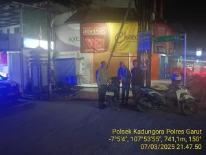 Unit Samapta Polsek Kadungora Polres Garut Polda Jabar Giat Patroli Malam *GARUT LAUTAN BIRU* Memberikan Rasa Aman dan Nyaman Kepada Masyarakat