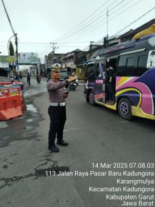 Antisipasi Kemacetan dan terjadinya Laka Lantas Kanit beserta Anggota Lantas Polsek Kadungora Pelayanan Kepada Masyarakat Pengaturan Arus Lalu Lintas