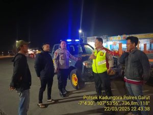Panit I Unit Samapta beserta Anggota Polsek Kadungora Giat Patroli Malam *GARUT LAUTAN BIRU* Memberikan Rasa Aman dan Nyaman Kepada Masyarakat