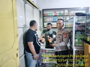 *GARUT LAUTAN BIRU*  Anggota Polsek Kadungora Polres Garut *KRYD* Malam Antisipasi Penyakit Masyarakat