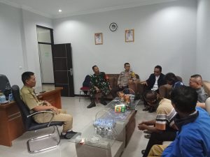 polsek banyuresmi bhabin desa binakarya sambangi tokoh warga