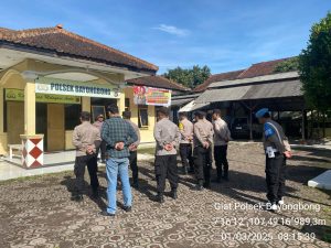 Anggota Polsek Bayongbong Dan Polsubsektor Cigedug Melaksanakan Giat Apel Pagi Untuk Berupaya Memberikan Rasa Aman Dan Nyaman Bagi Masyarakat Di Wilayah Masing-Masing