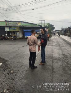 Anggota Polsek Bayongbong Dan Polsubsektor Cigedug  Giat KRYD Silaturahmi Kamtibmas Untuk Menjaga Keamanan Dan Kenyamanan Di Wilayah Kec. Bayongbong/Kec. Cigedug