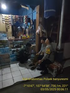polsek banyuresmi anggota patroli malam sekitar perumahan warga