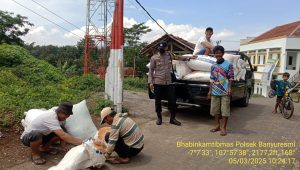 polsek banyuresmi bhabin desa karyasari sambangi warga