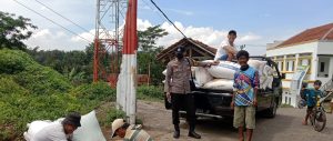 polsek banyuresmi bhabin desa karyasari sambangi warga
