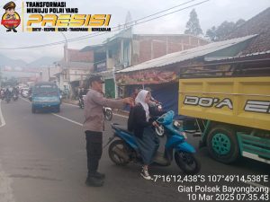 Antisipasi Kemacetan Dan Kecelakaan, Polsek Bayongbong Giat Gatur Rawan Pagi