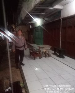Mencegah Potensi Tindak Kriminal Anggota Polsek Bayongbong Dan Polsubsektor Cigedug Giat Silaturahmi Kamtibmas Malam Garut Lautan Biru