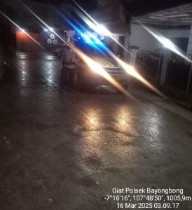 Memberikan Perlindungan Kepada Masyarakat Anggota Polsek Bayongbong Dan Polsubsektor Cigedug Giat KRYD Silaturahmi Kamtibmas Malam Garut Lautan Biru