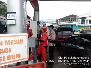 Anggota Polsek Bayongbong Dan Polsubsektor Cigedug Memberikan Pesan-Pesan Kamtibmas Pada Warga Masyarakat Kec. Bayongbong