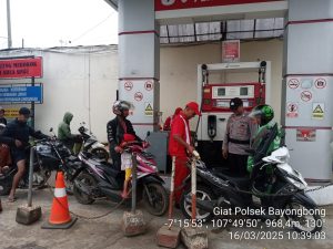 Anggota Polsek Bayongbong Dan Polsubsektor Cigedug Memberikan Pesan-Pesan Kamtibmas Pada Warga Masyarakat Kec. Bayongbong