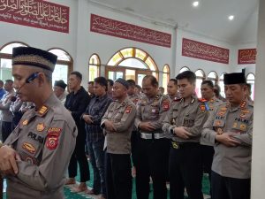 Personel Polresta Bandung Gelar Sholat Ghaib untuk Anggota Polri yang Gugur dalam Tugas