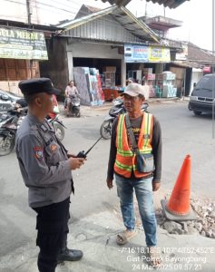 Door To Door System, Bhabinkamtibmas Polsek Bayongbong Berikan Himbauan Kamtibmas