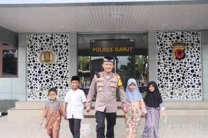 Senyum Bahagia Anak-Anak Yatim Piatu dan Duafa Saat Dibelikan Baju Lebaran Gratis Oleh Polres Garut