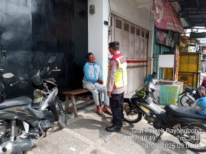 Anggota Polsek Bayongbong Dan Polsubsektor Cigedug Memberikan Pesan-Pesan Kamtibmas Pada Warga Masyarakat Kec. Bayongbong