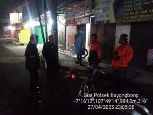 Anggota Polsek Bayongbong Dan Polsubsektor Cigedug Mendukung Dan Membantu Masyarakat Dari Keamanan Lingkungan Kec.Bayongbong