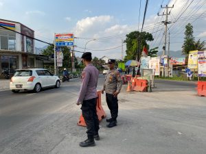 Bhabinkamtibmas Polsek leles polres garut laksanakan ngariung kamtibmas di kp. caringin