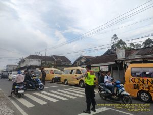 Jajaran Polsek Cisurupan Melaksanakan Gatur Rawan Sore