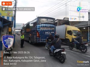 Unit Lantas Polsek Kadungora Polres Garut Melaksanakan Pengaturan Ciptakan Kondisi yang Aman dan Lancar