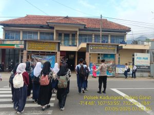 Anggota Polsek Kadungora Pelayanan Prima kepada Masyarakat  Membantu Menyebrangkan Anak Sekolah