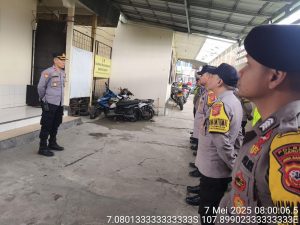Apel Pagi di pimpin langsung oleh Kapolsek di dampingi Panit Samapta dan di ikuti Anggota Polsek Kadungora Polres Garut