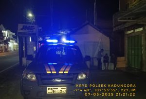 Anggota Unit Samapta Polsek Kadungora Polres Garut Polda Jabar melaksanakan Patroli *GARUT LAUTAN BIRU* Antisipasi tindak Kejahatan dan Gangguan Kamtibmas lainnya .