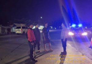 Anggota Polsek Kadungora Polres Garut melaksanakan Patoli Dialogis Antisifasi Kerawanan tindak Kriminalitas dan Kejahatan