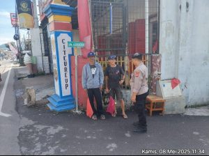 Memberikan Himbauan dan Pesan-pesan Kamtibmas Anggota Unit Samapta Polsek Kadungora  Polres Garut Polda Jabar Hadir di tengah-tengah Masyarakat