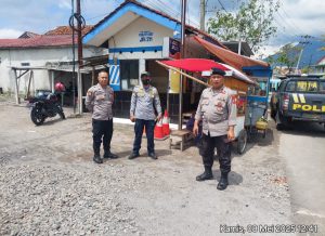 Personil Unit Samapta Polsek Kadungora Polres Garut tingkatkan Kewaspadaan dan Keamanan melaksanakan Patroli Dialogis kepada Warga Masyarakat