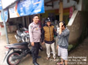 Anggota Polsek Bayongbong Dan Polsubsektor Cigedug Memberikan Pesan-Pesan Kamtibmas Pada Warga Masyarakat Kec. Bayongbong