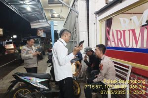 Memberikan Perlindungan Kepada Masyarakat Anggota Polsek Bayongbong Dan Polsubsektor Cigedug Giat KRYD Silaturahmi Kamtibmas Malam Garut Lautan Biru