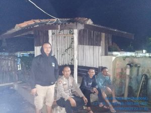 Anggota Polsek Bayongbong Dan Polsubsektor Cigedug Beri Himbauan Kepada Masyarakat Agar Bisa Memantau Terus Keamanan Wilayahnya Dari Kejahatan