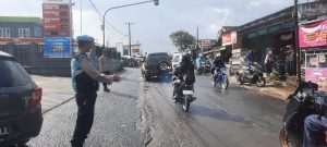 Rutinitas Personil Polsek Cikajang Gatur Jam Rawan Pagi Di Depan SPSBU Mekarjaya