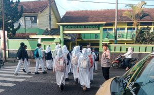 Anggota Polsek Cikajang Laksanakan Gatur Jam Rawan Pagi Di Depan SMPN 1 Cikajang