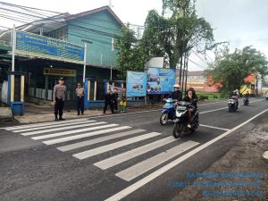 Polsek Bayongbong Rutinitas Gatur Rawan Pagi Untuk Menjaga Keamanan Lalu Lintas