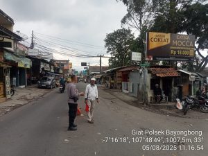 Anggota Polsek Bayongbong Dan Polsubsektor Cigedug Memberikan Pesan-Pesan Kamtibmas Pada Warga Masyarakat Kec. Bayongbong